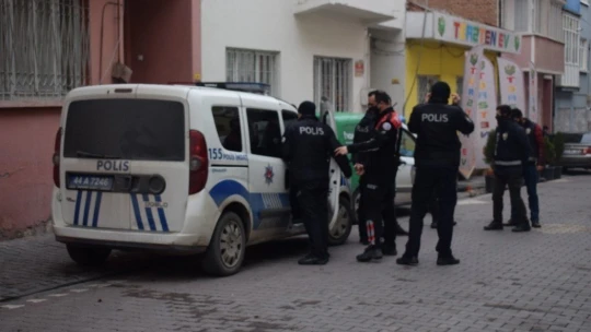 Tartıştığı annesini bıçakla rehin aldı