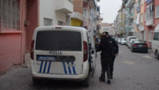 Tartıştığı annesini bıçakla rehin aldı