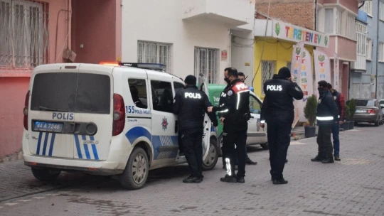 Tartıştığı annesini bıçakla rehin aldı