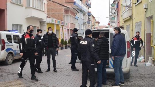 Tartıştığı annesini bıçakla rehin aldı