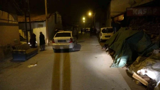 Tartıştığı babası ve kız kardeşini bıçakla yaraladı