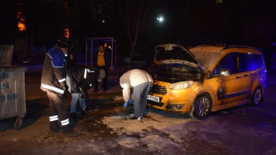 Tartıştığı kişinin aracına benzin döküp ateşe verdi