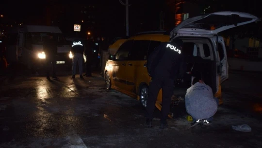 Tartıştığı kişinin aracına benzin döküp ateşe verdi