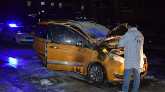 Tartıştığı kişinin aracına benzin döküp ateşe verdi