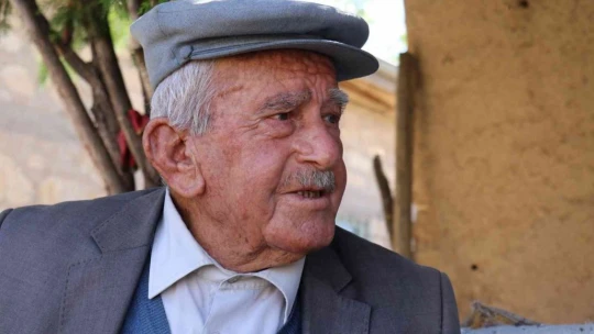 Taşlara olan tutkusu sanata dönüştü