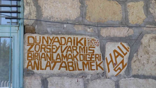 Taşlara olan tutkusu sanata dönüştü