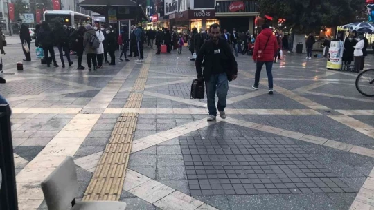 Tek kişilik sokak müzisyeni pandemide moral yükseltiyor