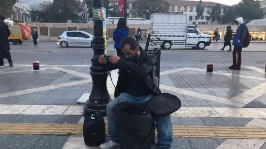 Tek kişilik sokak müzisyeni pandemide moral yükseltiyor