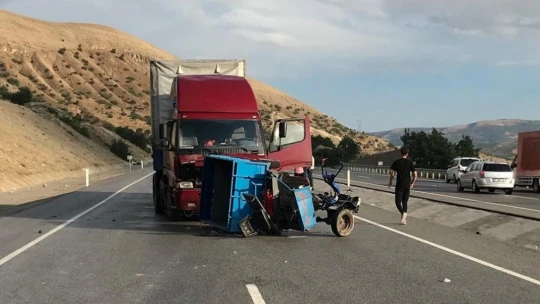 Tekeri fırlayan çapa motoruna tır çarptı: 1 yaralı