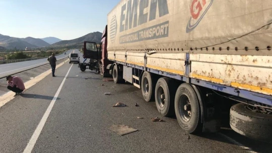 Tekeri fırlayan çapa motoruna tır çarptı: 1 yaralı