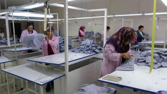Tekstil atölyesi kadınlara ekmek kapısı oldu