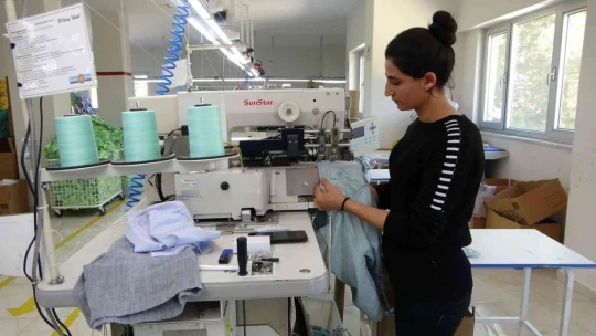 Tekstil atölyesi kadınlara ekmek kapısı oldu