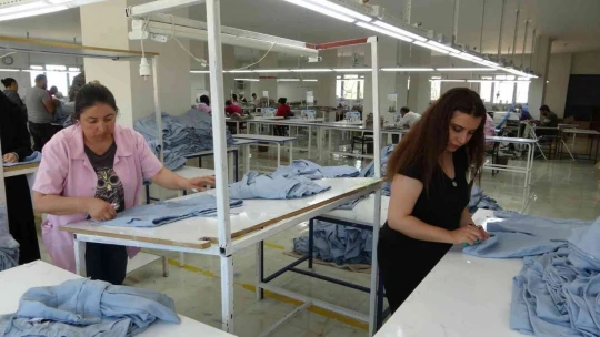 Tekstil atölyesi kadınlara ekmek kapısı oldu