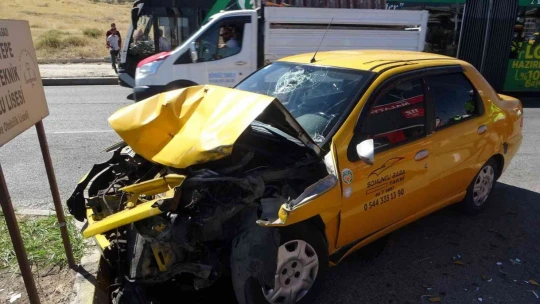 Temizlik aracı ile otomobil çarpıştı: 4 yaralı