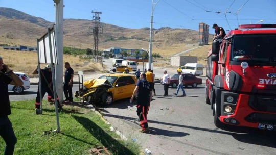 Temizlik aracı ile otomobil çarpıştı: 4 yaralı