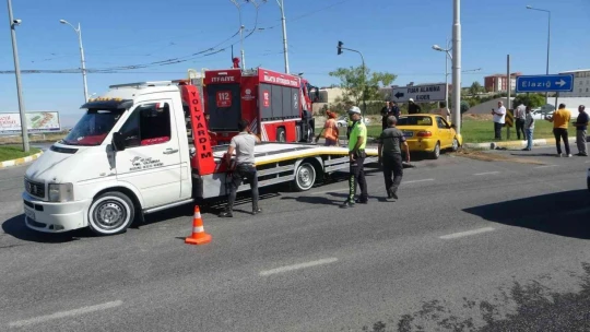 Temizlik aracı ile otomobil çarpıştı: 4 yaralı