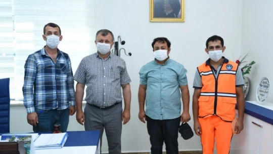 Temizlik görevlisinden örnek davranış