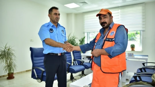 Temizlik personelinden örnek davranış