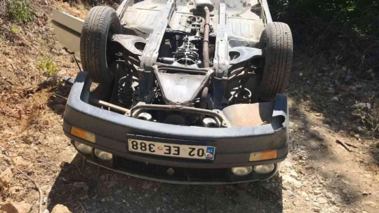 Kontrolden çıkan araç takla attı