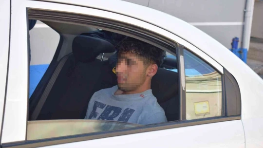 Ters kelepçeli adliyeye götürülürken polisin elinden kaçtı