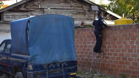 Ters kelepçeli adliyeye götürülürken polisin elinden kaçtı