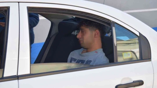 Ters kelepçeli adliyeye götürülürken polisin elinden kaçtı