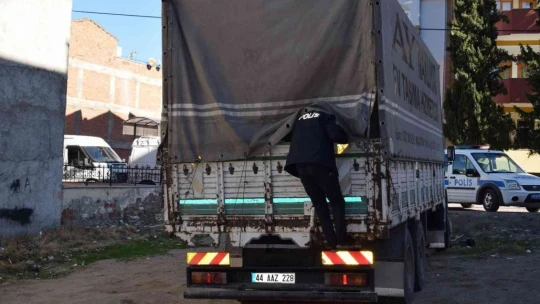 Ters kelepçeli adliyeye götürülürken polisin elinden kaçtı