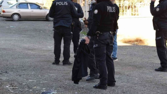 Ters kelepçeli adliyeye götürülürken polisin elinden kaçtı