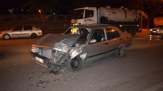 Ters yöne giren otomobil motosiklet ile çarpıştı: 3 yaralı