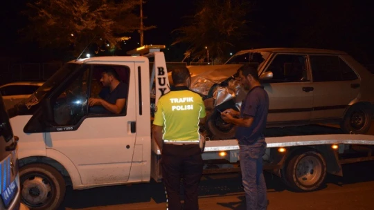 Ters yöne giren otomobil motosiklet ile çarpıştı: 3 yaralı