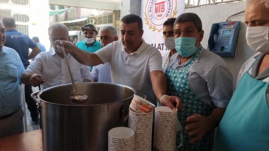 Ramazan Özcan aşure dağıttı
