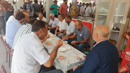 Ramazan Özcan aşure dağıttı