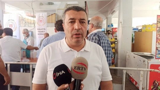 Ramazan Özcan aşure dağıttı