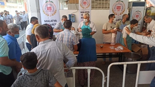 Ramazan Özcan aşure dağıttı