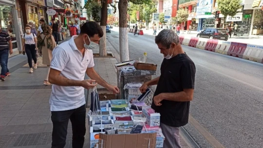Tıp fakültesini kazanan kızını okutmak için maske satıyor