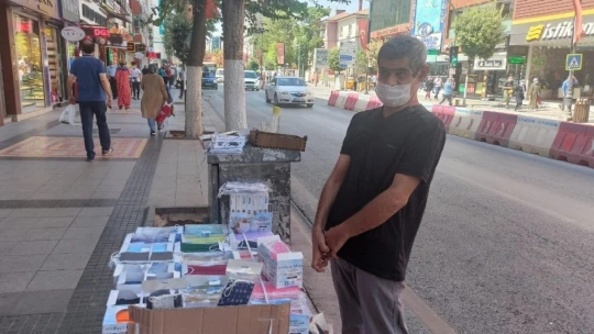 Tıp fakültesini kazanan kızını okutmak için maske satıyor