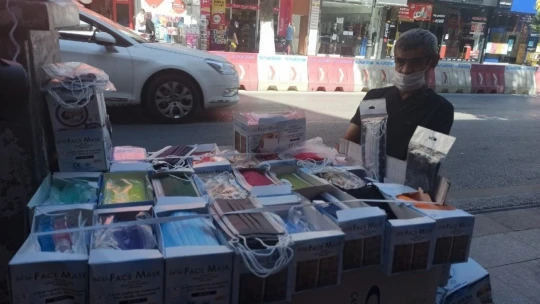 Tıp fakültesini kazanan kızını okutmak için maske satıyor