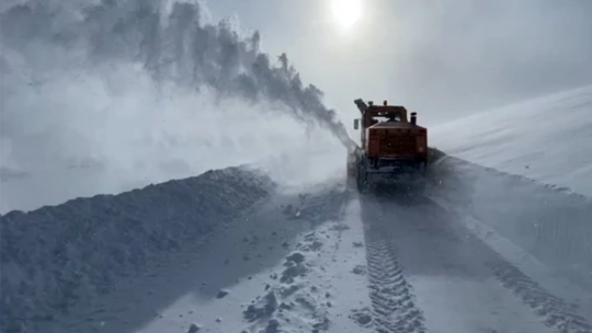 Tipide mahsur kalan biri ambulans 25 araç kurtarıldı