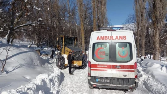 Tipide mahsur kalan biri ambulans 25 araç kurtarıldı