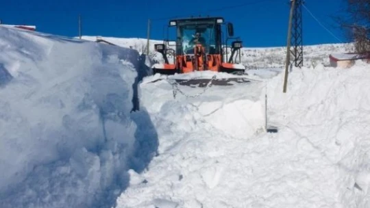 Tipide mahsur kalan biri ambulans 25 araç kurtarıldı