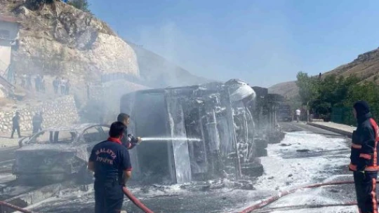 Tır ile otomobilin çarpışmasında araçlar küle döndü: 5 yaralı