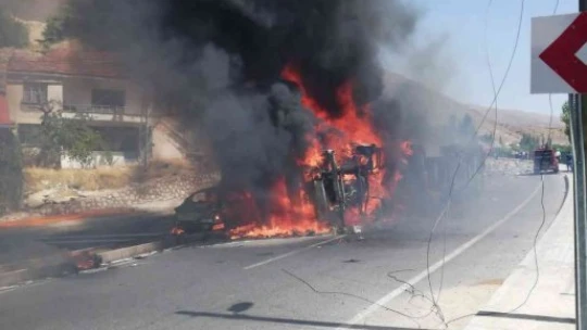 Tır ile otomobilin çarpışmasında araçlar küle döndü: 5 yaralı