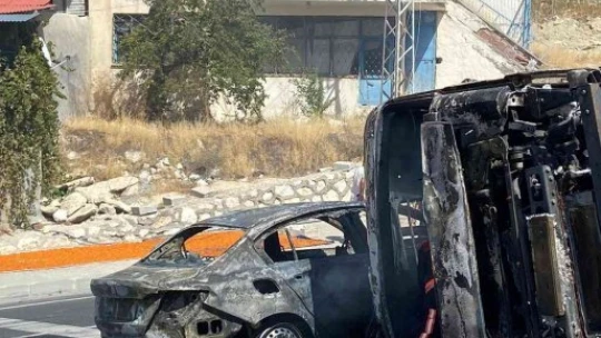 Tır ile otomobilin çarpışmasında araçlar küle döndü: 5 yaralı