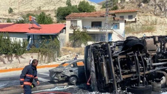 Tır ile otomobilin çarpışmasında araçlar küle döndü: 5 yaralı
