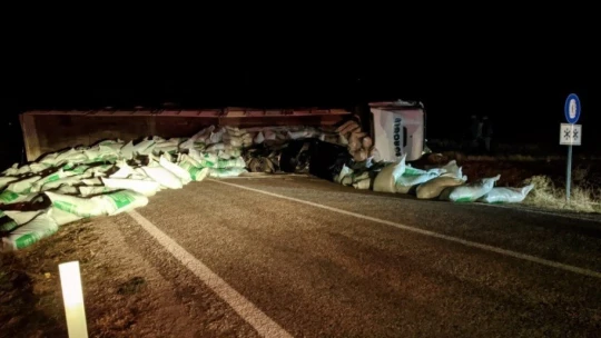 Tır otomobilin üzerine devrildi: 1 ölü