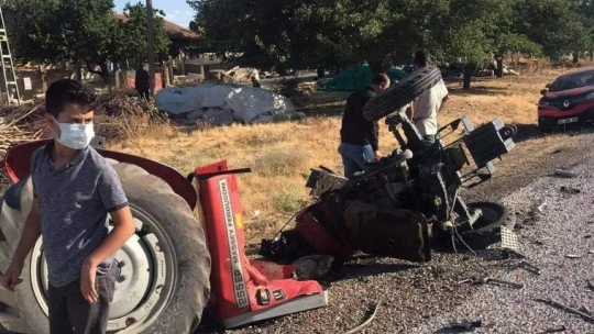 Tırın çarptığı traktör ikiye ayrıldı: 1 ağır yaralı