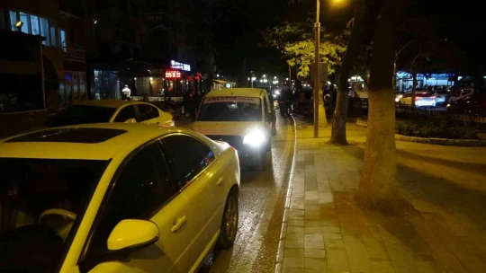 Trafiği felç eden hatalı parka vatandaş müdahale etti