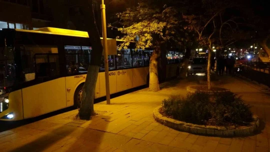 Trafiği felç eden hatalı parka vatandaş müdahale etti