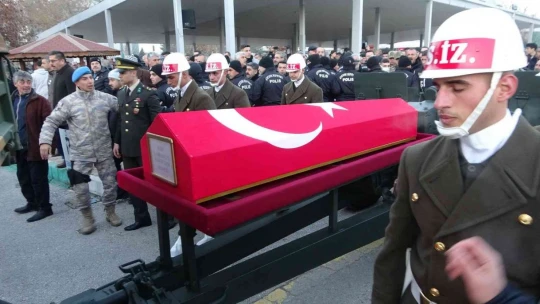 Trafik kazasında şehit olan Astsubay Harun Uğur son yolculuğuna uğurlandı