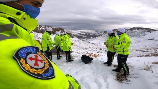 Trafik polisleri hayvanlar için doğaya yem bıraktı